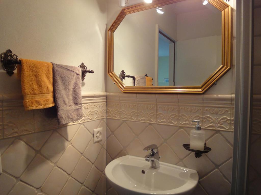 3 Camere Basel Bilik gambar
