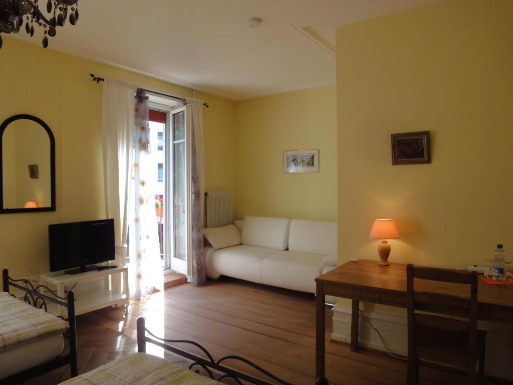 3 Camere Basel Bilik gambar