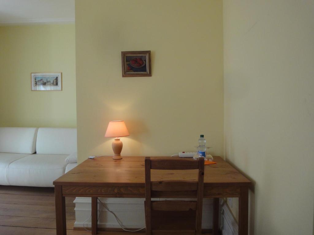 3 Camere Basel Bilik gambar