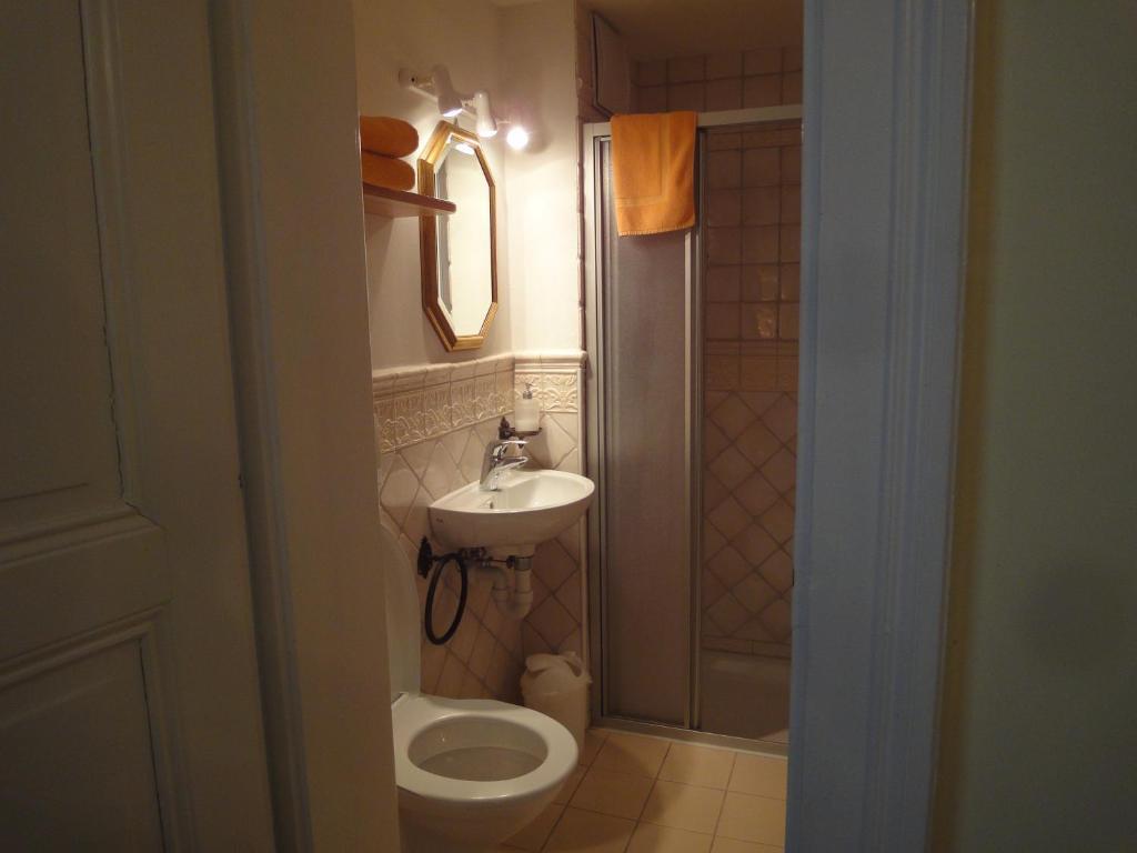 3 Camere Basel Bilik gambar